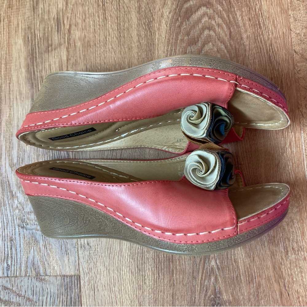 Good Choice Pink and Tan floral open toe wedge sandals rose detail - Picture 4 of 7